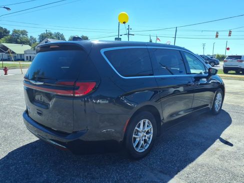 Used 2023 Chrysler Pacifica Touring-L FWD image 2