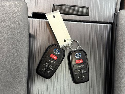Used 2024 Toyota Sienna XSE image 42