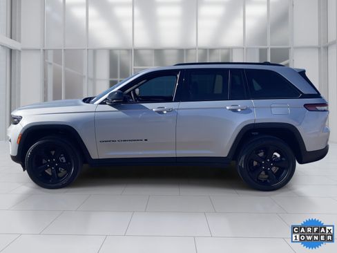 Used 2023 Jeep Grand Cherokee Altitude image 2