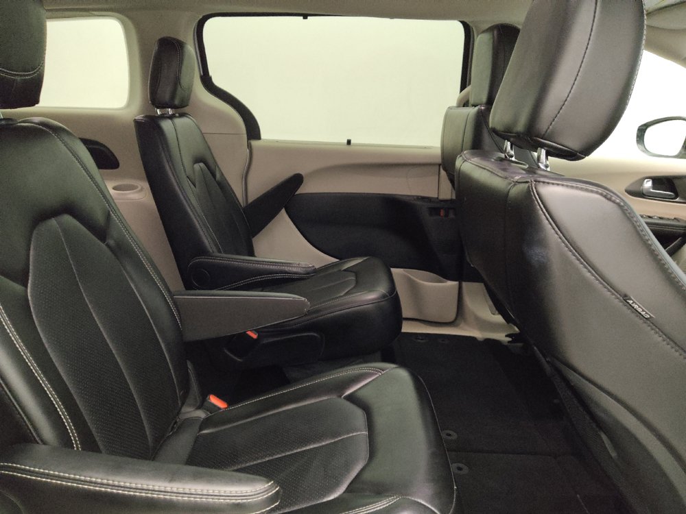 Used 2024 Chrysler Pacifica Touring-L FWD image 19