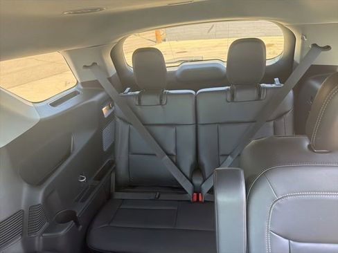 Used 2024 Ford Explorer XLT w/ Equipment Group 202A AWD/4WD image 18