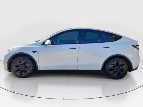 Used 2024 Tesla Model Y Long Range RWD image 4
