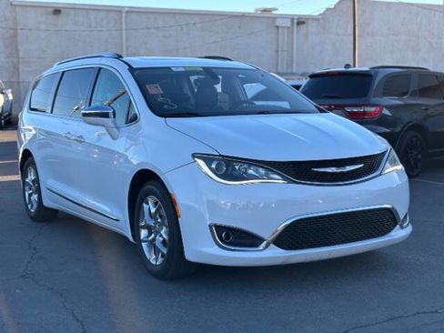 Used 2018 Chrysler Pacifica Limited FWD image 1