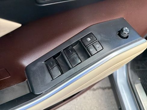 Used 2022 Toyota Highlander XLE AWD/4WD image 18