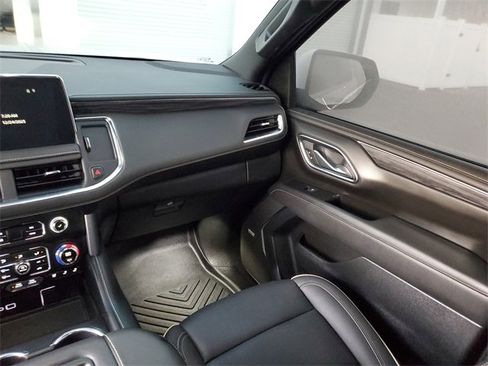 Used 2024 GMC Yukon XL SLT w/ SLT Luxury Package image 14