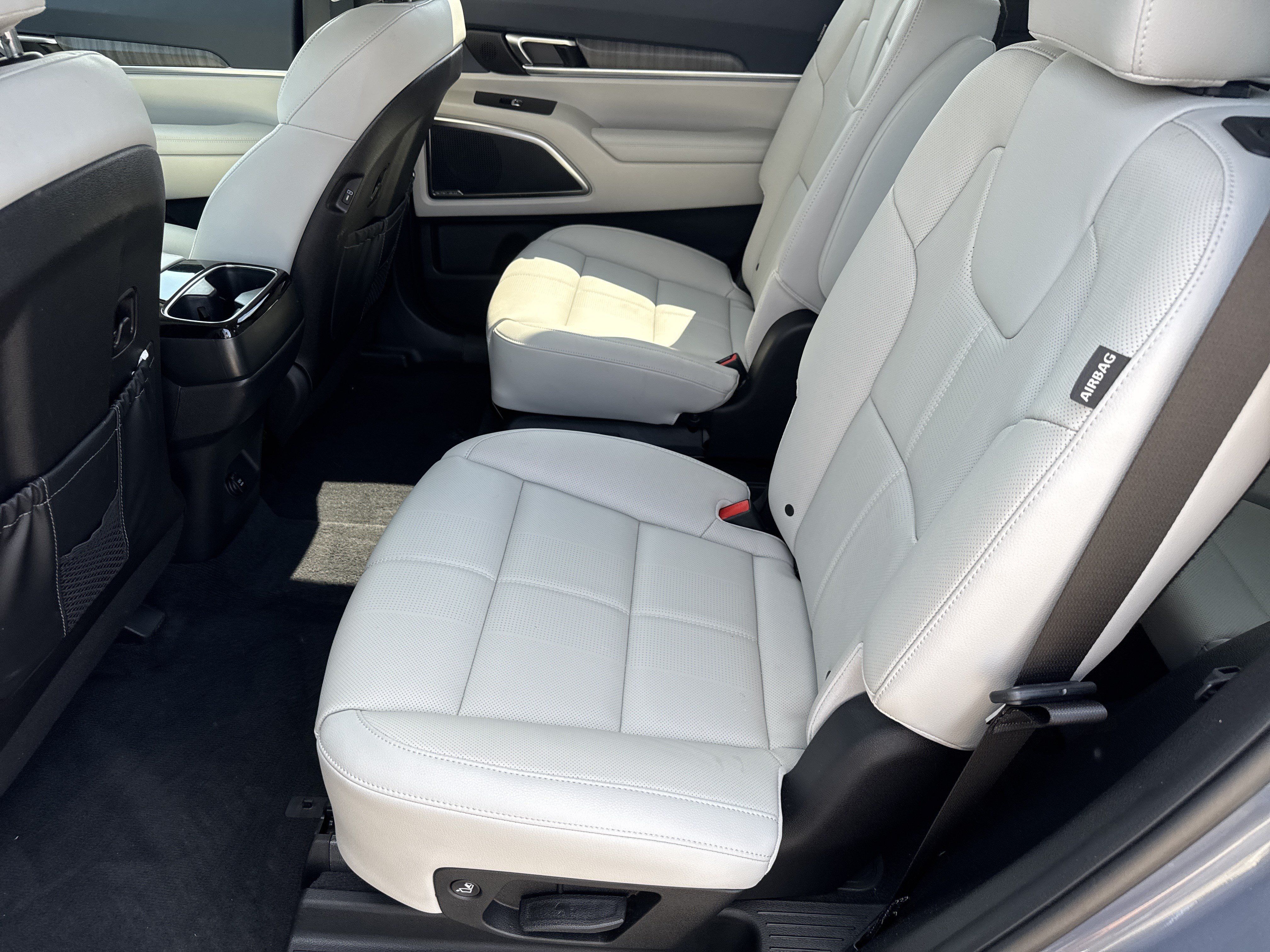 Used 2025 Kia Telluride SX w/ SX Captain's Chair Package FWD image 6