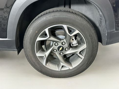 Used 2025 Chevrolet Trax LT w/ LT Convenience Package FWD image 11