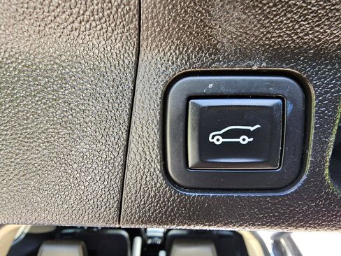 Used 2017 GMC Acadia Denali w/ Technology Package AWD/4WD image 24