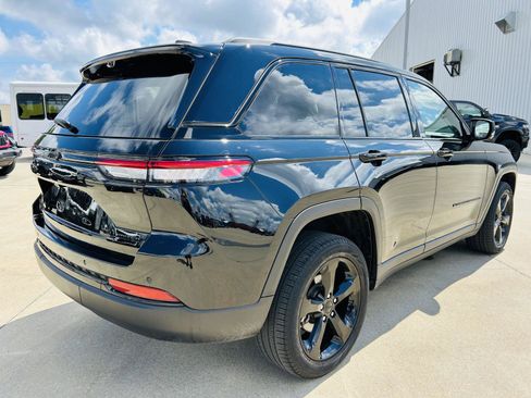 Used 2023 Jeep Grand Cherokee Limited w/ Luxury Tech Group II AWD/4WD image 43