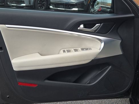 Used 2025 Genesis G70 2.5T RWD image 22