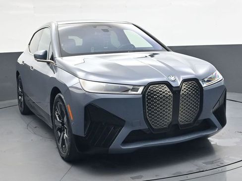 Used 2023 BMW iX xDrive50 w/ Premium Package image 11