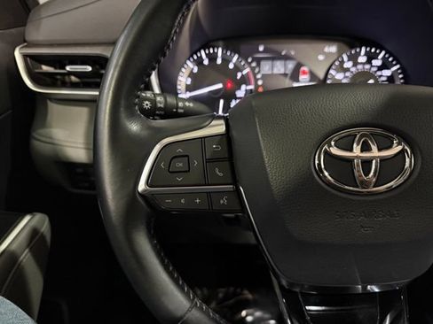 Used 2021 Toyota Highlander XLE AWD/4WD image 14