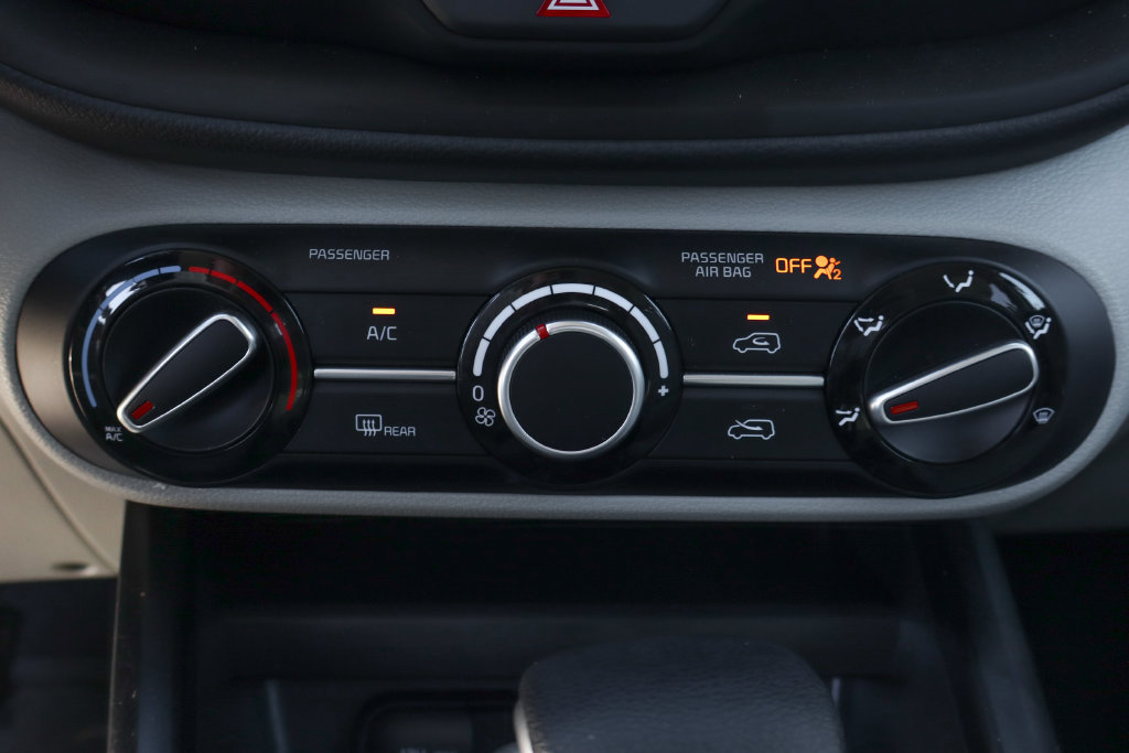 Used 2025 Kia Soul LX w/ LX Technology Package FWD image 32