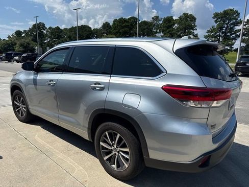 Used 2018 Toyota Highlander XLE FWD image 2