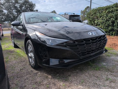 Used 2023 Hyundai Elantra SE image 1
