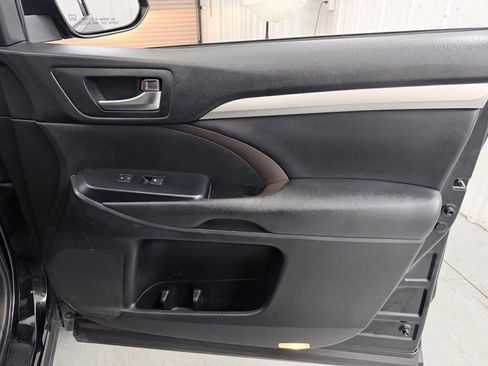 Used 2019 Toyota Highlander XLE FWD image 40