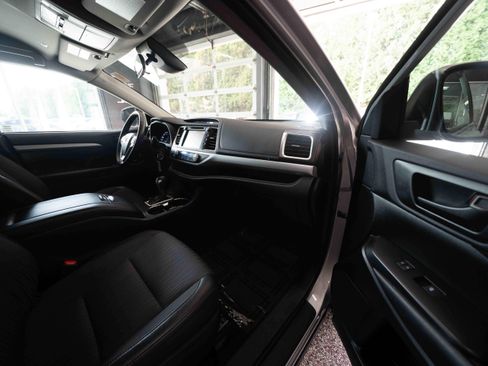 Used 2019 Toyota Highlander Plus w/ Carpet Mat Package (TMS) AWD/4WD image 26