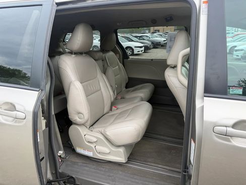 Used 2017 Toyota Sienna LE FWD image 28