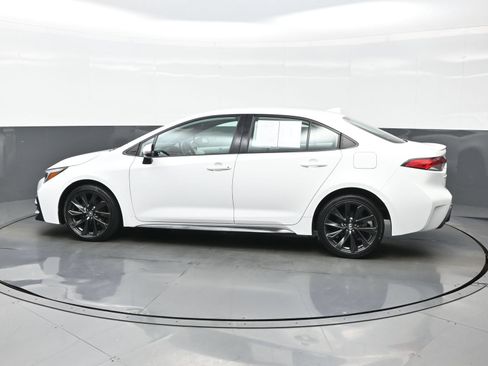 Used 2024 Toyota Corolla SE FWD image 3