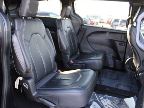 Used 2018 Chrysler Pacifica Touring-L w/ Premium Audio Group image 23