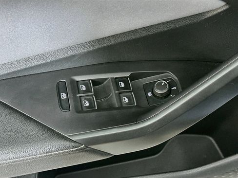 Used 2025 Volkswagen Jetta SE FWD image 15