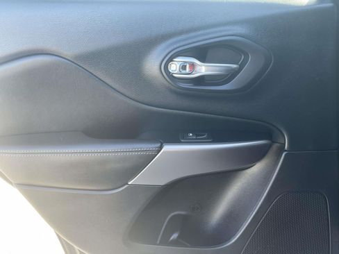Used 2019 Jeep Cherokee Limited FWD image 13