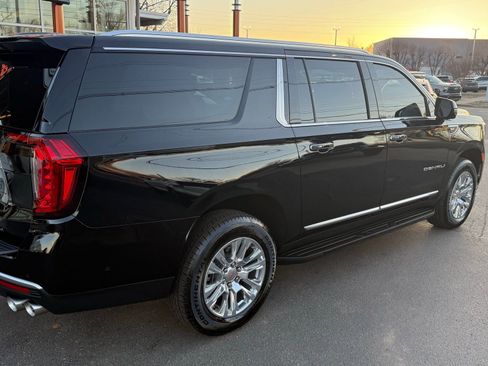 Used 2024 GMC Yukon XL Denali w/ Advanced Technology Package image 3