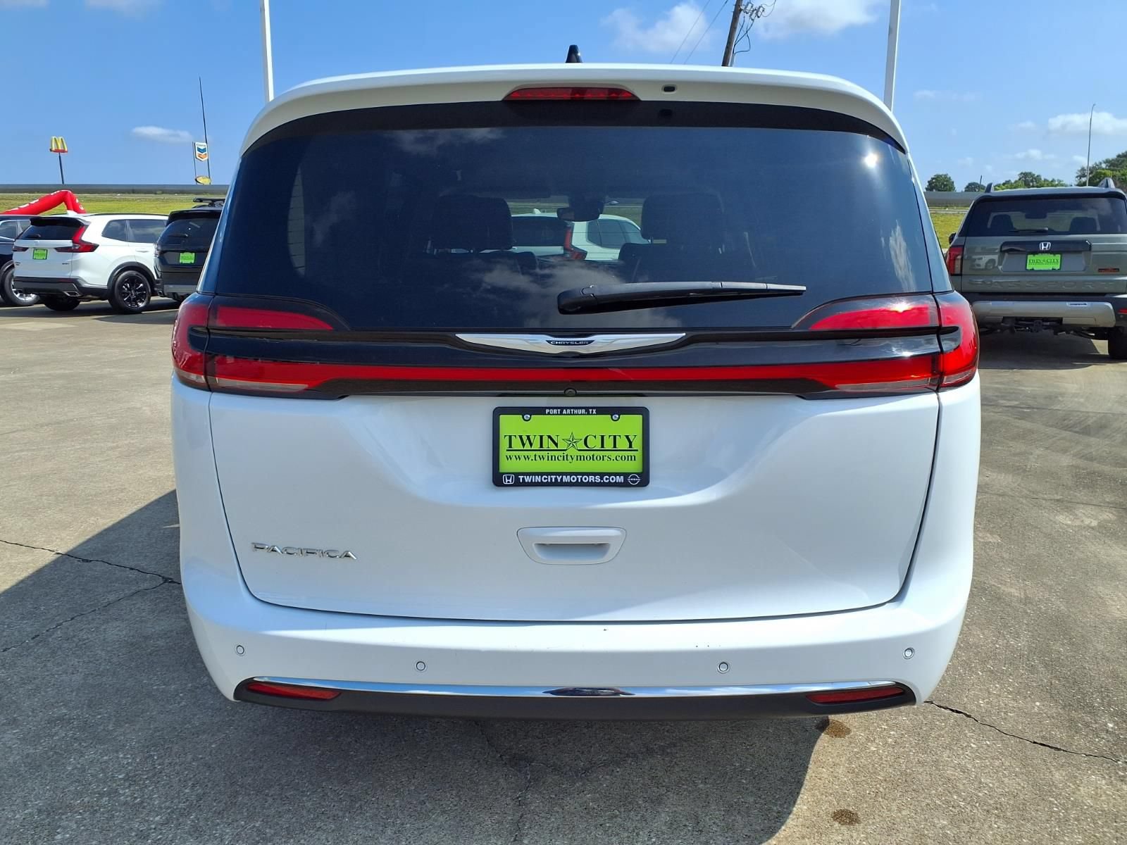 Used 2024 Chrysler Pacifica Touring-L FWD image 4