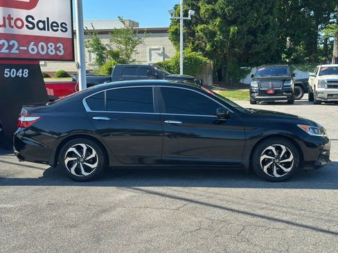 Used 2017 Honda Accord EX image 2
