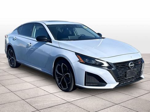 Used 2024 Nissan Altima 2.5 SR w/ SR Premium Package AWD/4WD image 3
