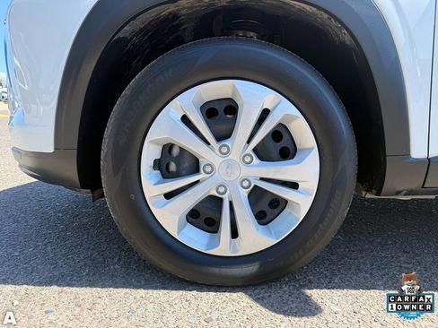 Used 2025 Chevrolet Trax LS image 10