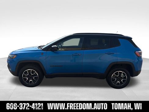 Used 2025 Jeep Compass Trailhawk AWD/4WD image 2
