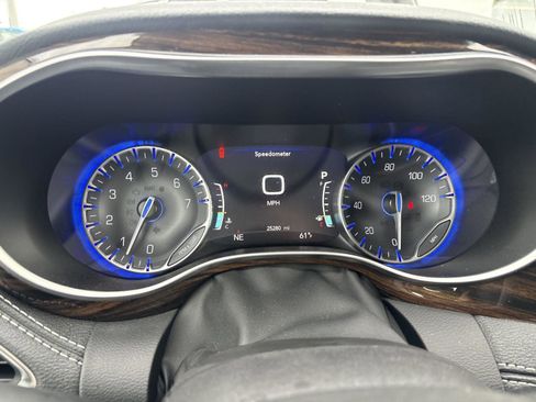 Used 2023 Chrysler Pacifica Limited FWD image 17