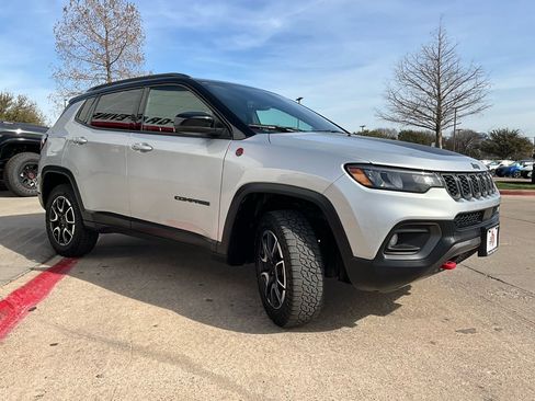 Used 2025 Jeep Compass Trailhawk image 4