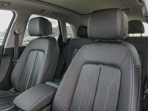 Used 2023 Audi Q5 2.0T Premium w/ Convenience Package image 9