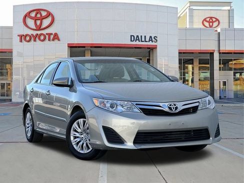 Used 2014 Toyota Camry LE FWD image 1