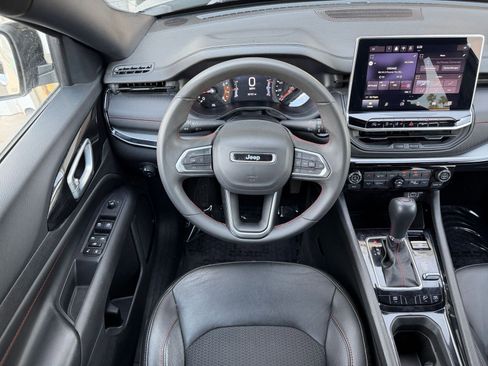 Used 2025 Jeep Compass Trailhawk image 33