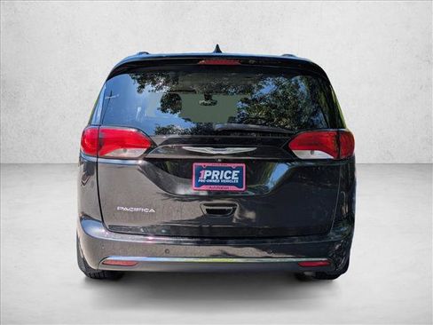 Used 2017 Chrysler Pacifica Touring-L w/ Tire & Wheel Group FWD image 7