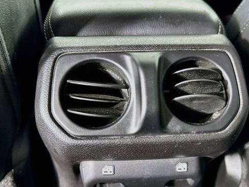 Used 2018 Jeep Wrangler Unlimited Sahara AWD/4WD image 32