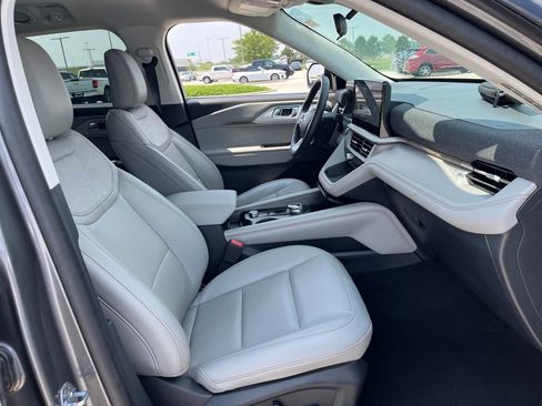 Used 2025 Ford Explorer Active w/ Active Comfort Package image 13