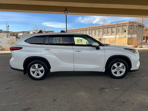 Used 2022 Toyota Highlander L image 4