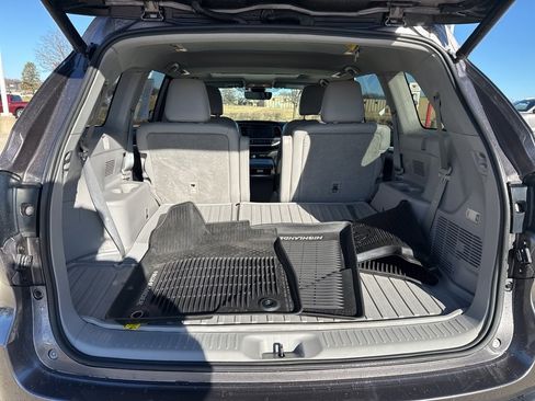 Used 2019 Toyota Highlander XLE image 18