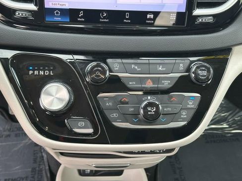 Used 2023 Chrysler Pacifica Touring-L FWD image 17
