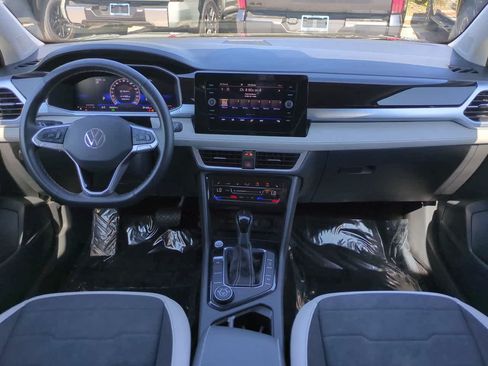 Used 2025 Volkswagen Taos SE AWD/4WD image 14