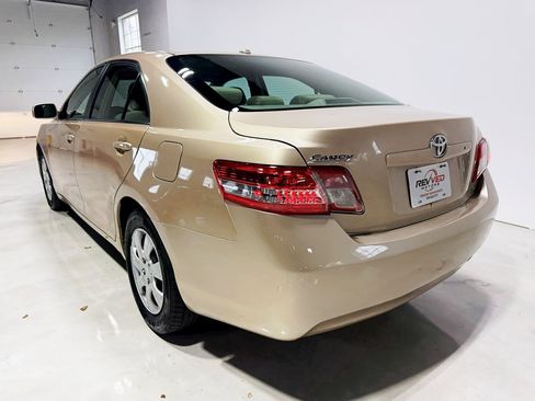 Used 2011 Toyota Camry LE image 5