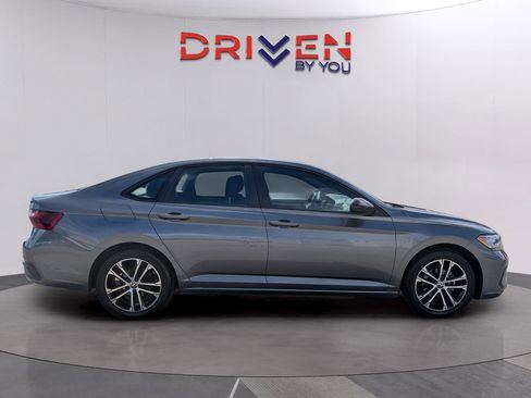 Used 2022 Volkswagen Jetta Sport image 6