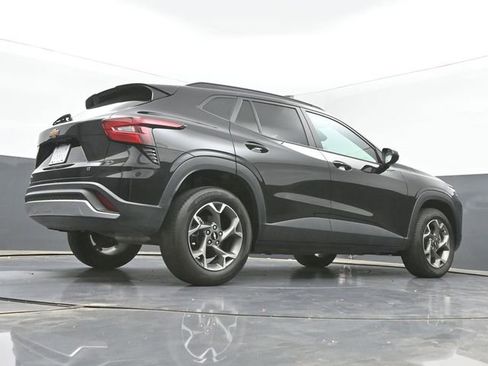 Used 2025 Chevrolet Trax LT w/ LT Convenience Package FWD image 43
