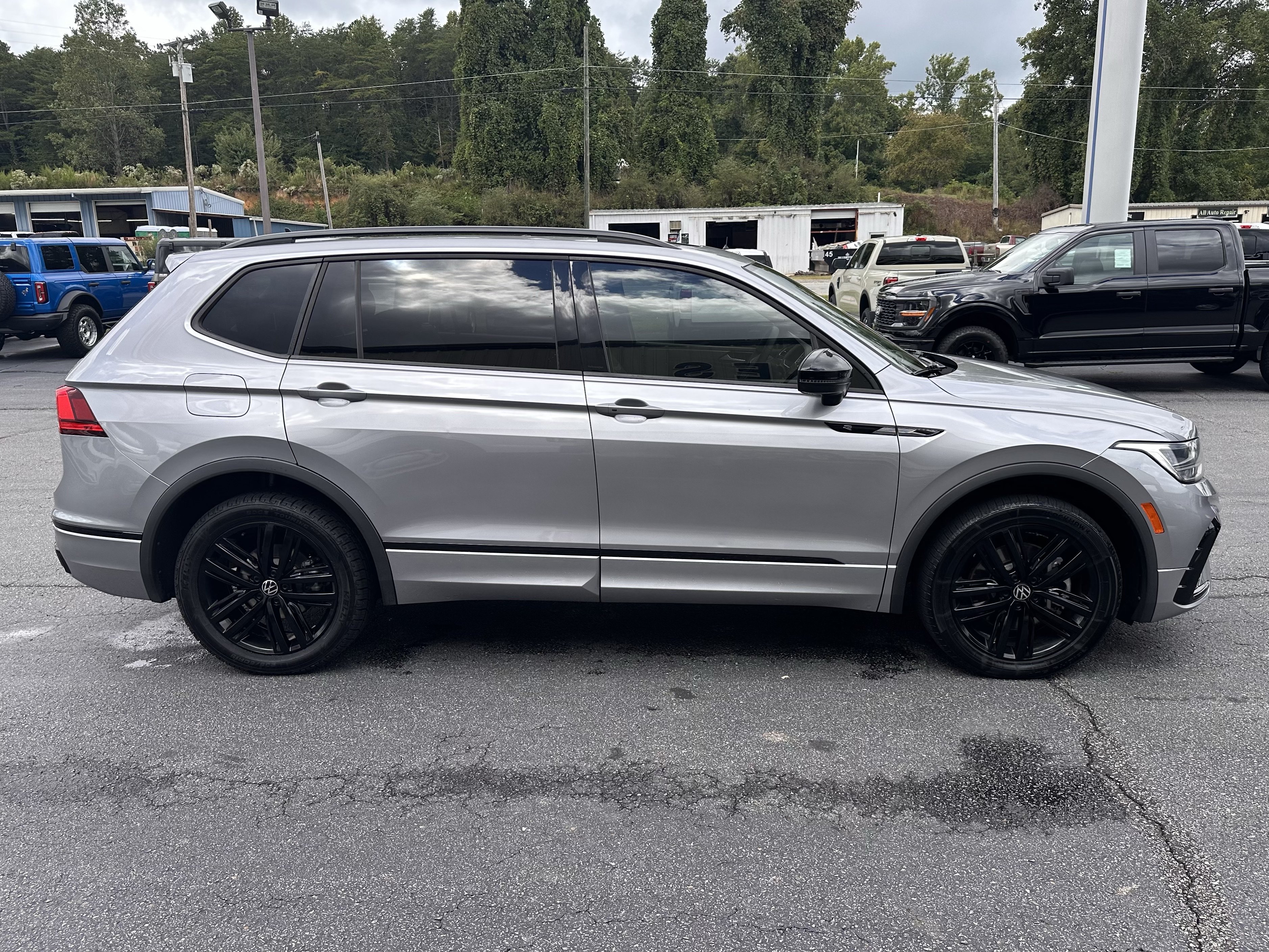 Used 2022 Volkswagen Tiguan SE R-Line FWD image 5