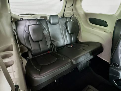 Certified 2023 Chrysler Pacifica Touring-L FWD image 37