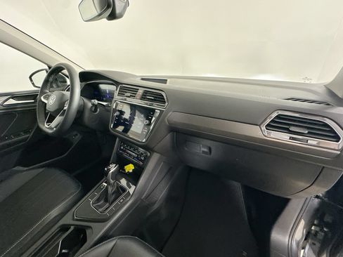 Used 2023 Volkswagen Tiguan SE FWD image 43